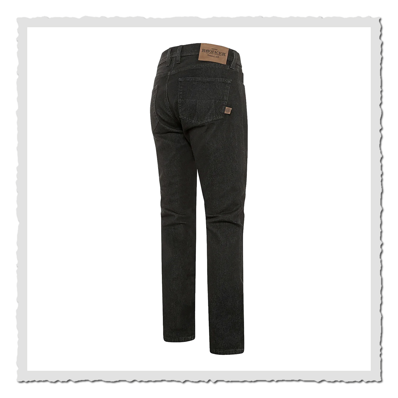 Schwarze Jeanshose schräg von hinten gezeigt, mit Gesäßtaschen und braunem Etikett am oberen Bund.